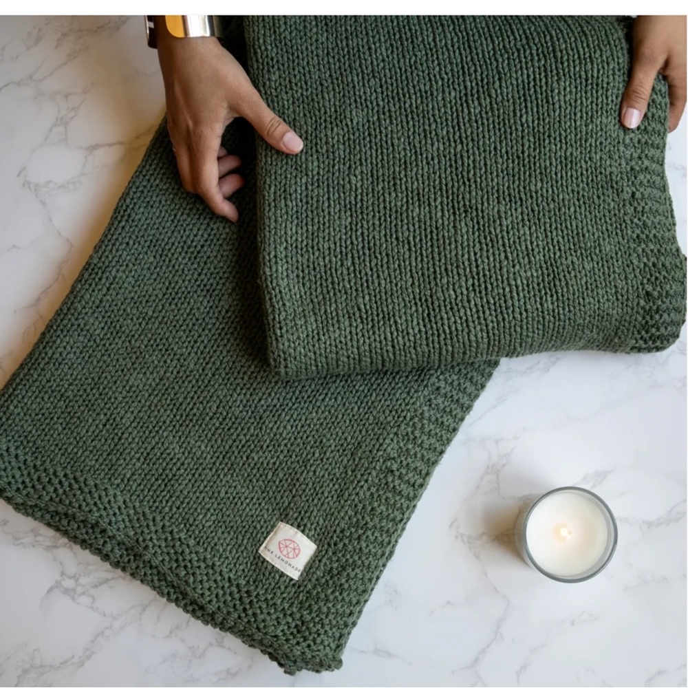 NWT ZRESTHA THROW
BLANKET